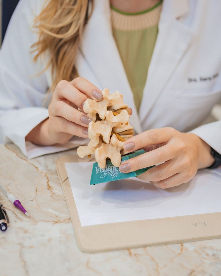 Avaliação de coluna com modelo anatômico de vértebras, Alonso Ortopedia