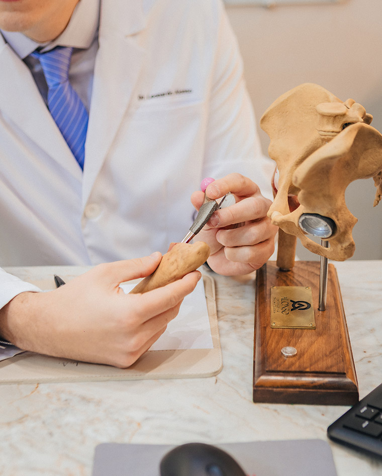 Consultório da Alonso Ortopedia com modelo anatômico de quadril