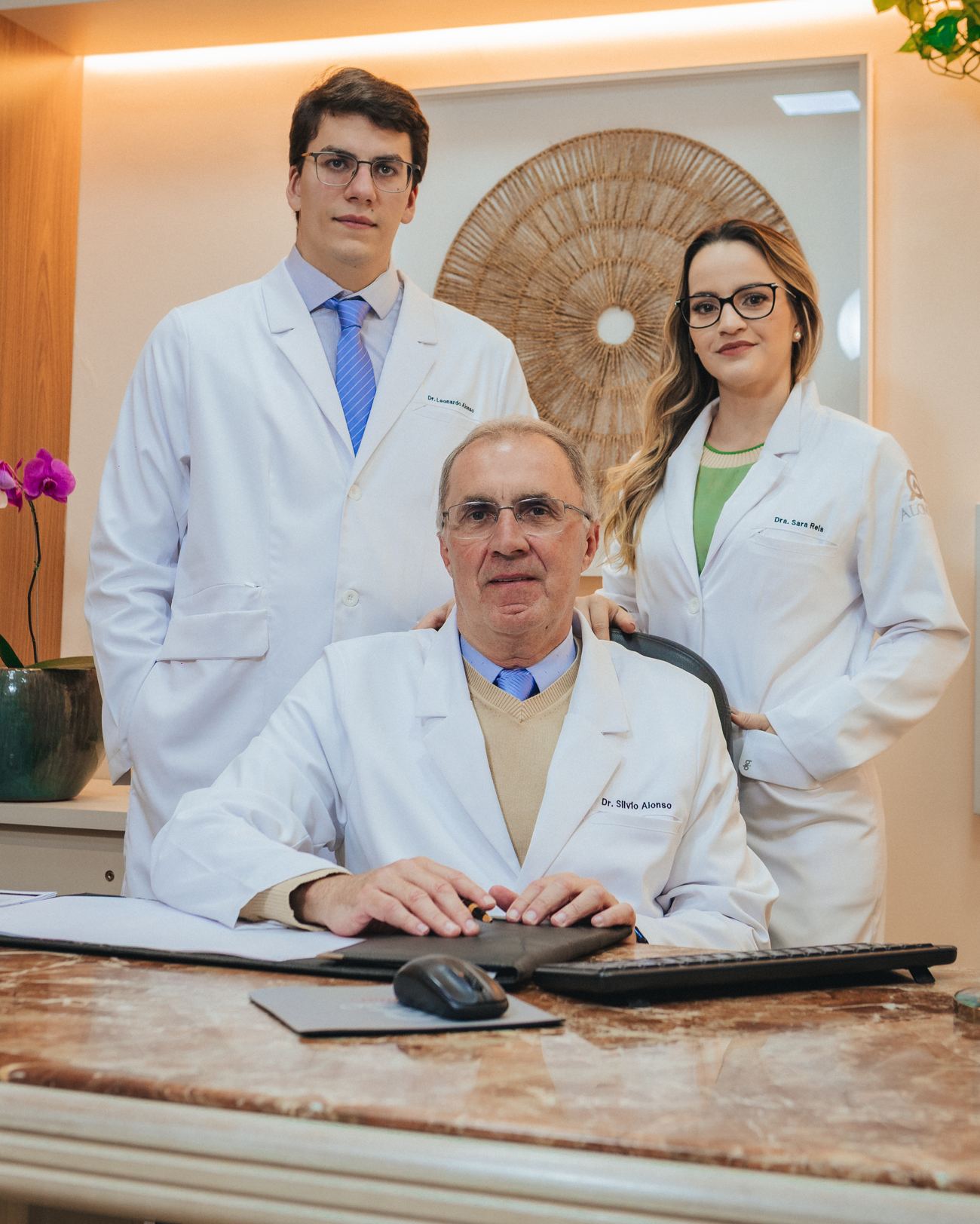 Dr. Sílvio Alonso, Dr. Leonardo Alonso e Dra. Sara Reis, equipe médica da Alonso Ortopedia